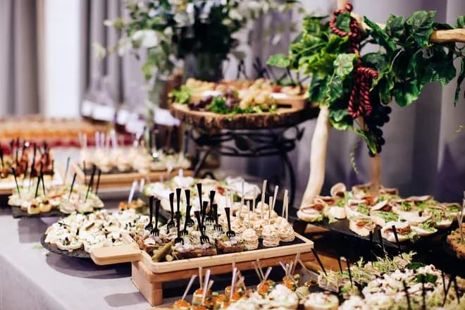 plateaux de canapés apéritifs variés disposés sur un buffet élégant