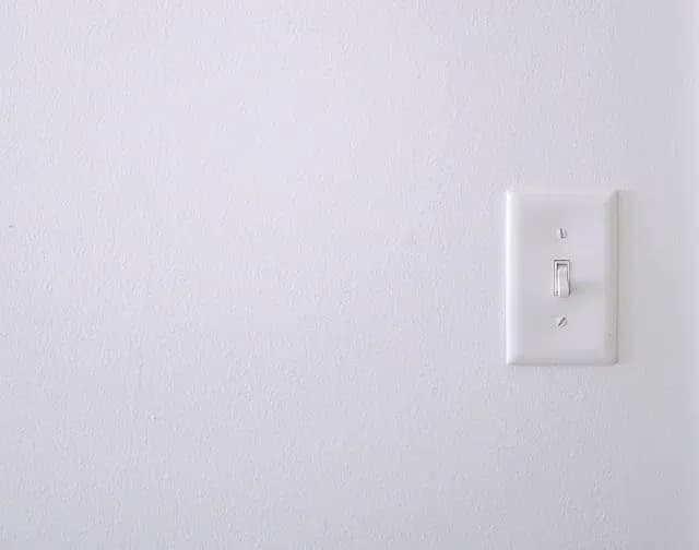 interrupteur sur un mur blanc avec texture lisse