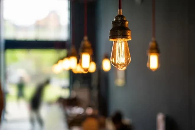 ampoule suspendue avec lumière chaude dans un restaurant moderne avec fond flou