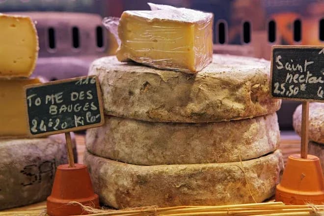 Meules de tomme empilées avec une tranche emballée et ardoises