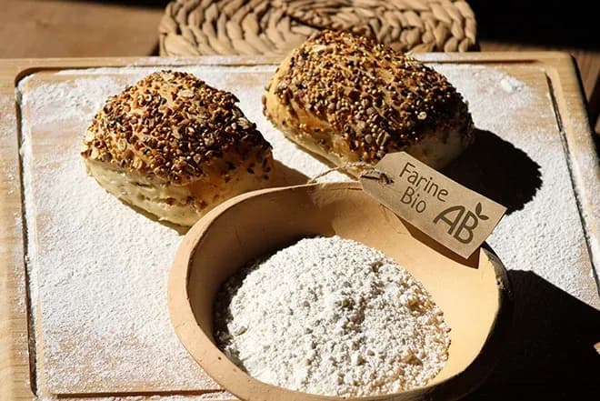 deux petits pains aux graines et bol de farine labellisée AB