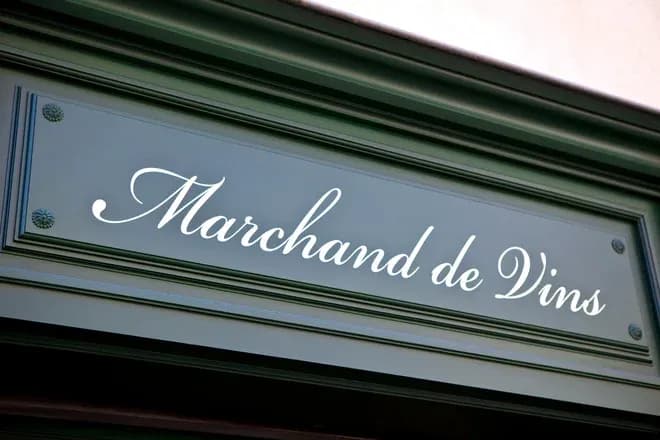 enseigne indiquant marchand de vins sur façade verte