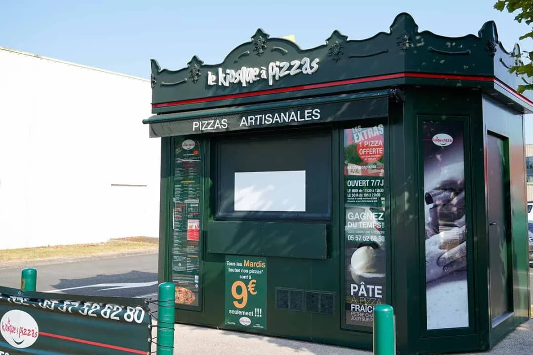 kiosque à pizzas avec enseigne et informations sur les horaires et promotions