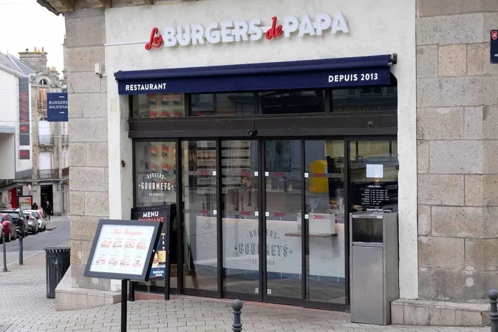 restaurant avec une façade moderne et une enseigne visible sur la rue principale