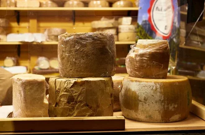meules de fromage artisanales emballées exposées dans une vitrine