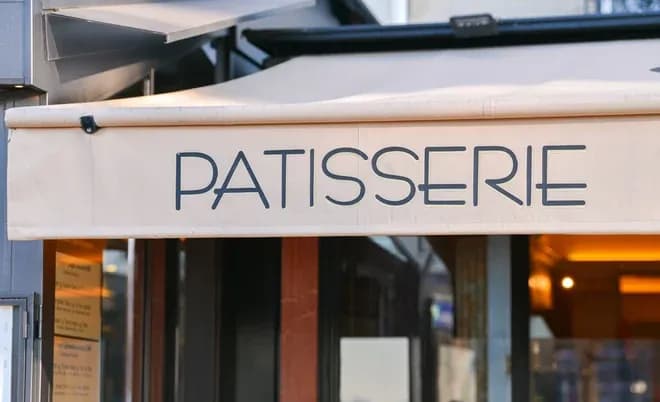 auvent marqué pâtisserie au-dessus d'une vitrine de boutique