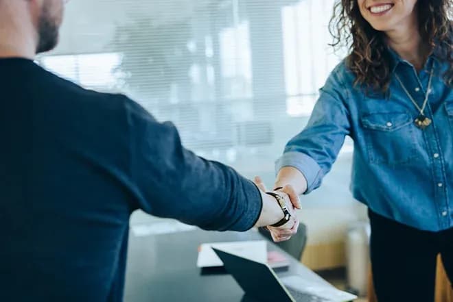 poignée de main entre recruteur et candidat dans un bureau