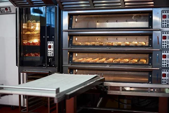 baguettes en cuisson dans fours professionnels de boulangerie
