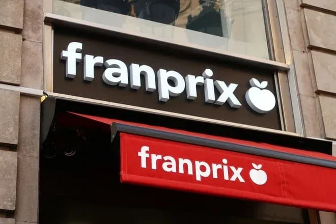 enseigne franprix blanche sur façade et store rouge