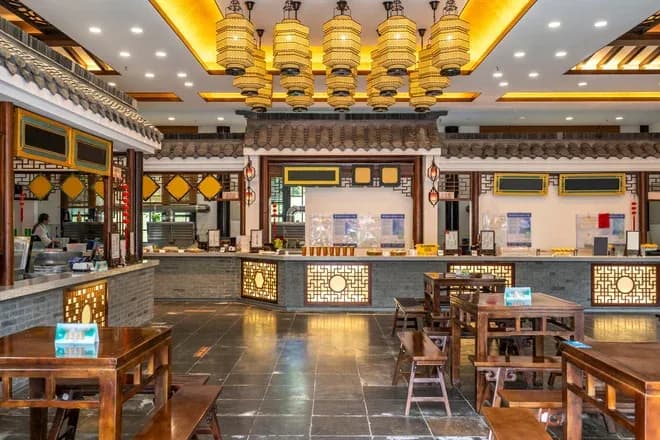 intérieur de restaurant chinois traditionnel avec lanternes jaunes et tables en bois