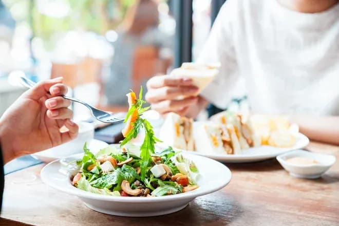 salade colorée avec des légumes frais et des noix sur une table de restaurant vegan