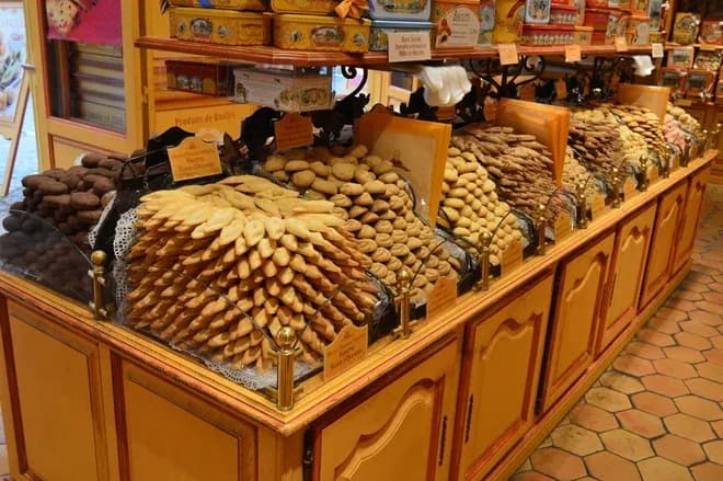 étal de biscuits artisanaux variés sur un comptoir en bois