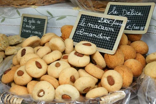 biscuits sablés aux amandes empilés dans un panier avec petites ardoises
