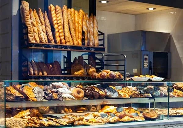 vitrine de boulangerie avec pains baguettes et viennoiseries variées