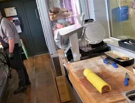trancheuse professionnelle avec un rouleau de pâtisserie sur un plan de travail en bois