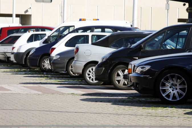 Véhicules sur un parking