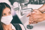 Femme portant un masque anti coronavirus et lavage de main