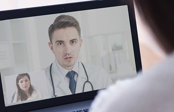 Médecin en téléconsultation avec une patiente