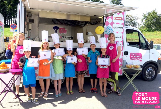 Camion Toques en Truck ouvert avec plusieurs enfants participants