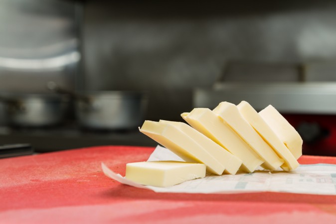 Beurre sur une planche à découper d'une cuisine de restaurant