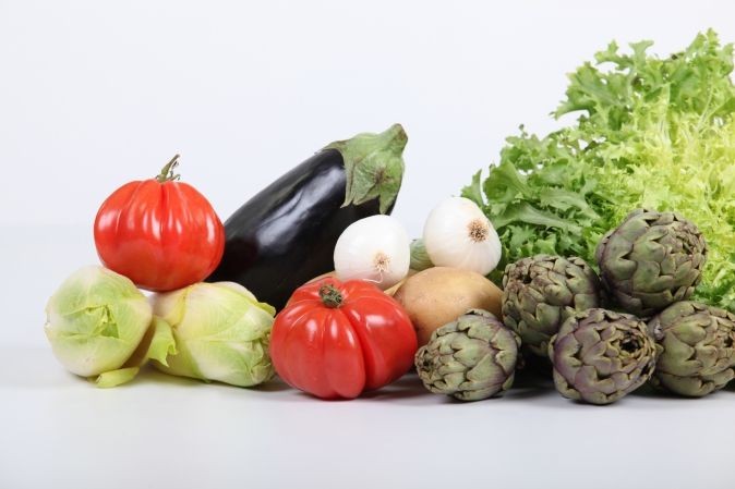 Photo de plusieurs légumes d'été : tomate, aubergine, artichaut, oignon, endive, salade verte
