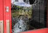 Vitrine rouge d'un commerce vandalisée