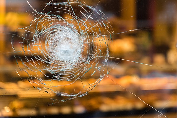 Vitrine de boulangerie cassée, vandalisée