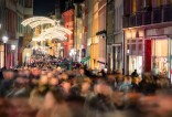 Rue piétonne pendant les fêtes de fin d'année d'un centre ville remplie de piétons