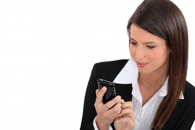 Femme entrain de consulter son smartphone