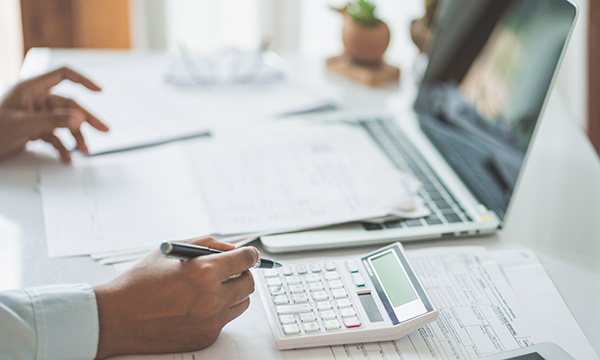 Homme faisant sa comptabilité