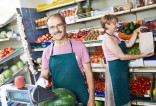 Commerçants dans leur magasin alimentaire de proximité