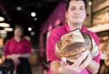 boulanger alexis daudin présentant un pain 