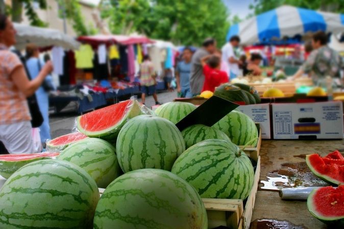 Étal de pastèques sur un marché de produits frais