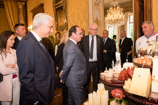 Le Président de la République François Hollande observant les fromages de Dominique Bouchait, artisan fromager en région toulousaine