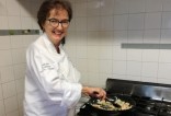 Doris Gertrud Coppenrath en train de cuisiner dans l'Auberge St-Julien-aux-Bois