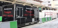 Containers magasins d'une fromagerie et d'une boucherie devant le marché d'Aligre en cours de rénovation suite à un incendie