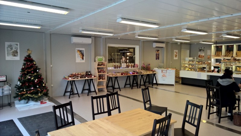 Photo de l'intérieur de la boulangerie-pâtisserie du Pain Perdu à Monnaie (37) pendant les fêtes de fin d'année