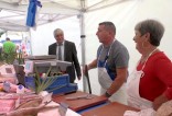 Jean-Pierre Quevilly, poissonnier et Franci Frando, inspecteur-indemnisateur MAPA en train de parler sur le stand du poissonnier du marché de Levallois-Perret