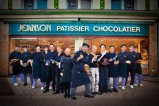 Jean-Claude Jenson et son équipe devant la chocolatier-pâtisserie de Lens