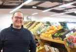 Dimitri Vargues dans le rayon fruits et légumes de son magasin bio Amaranthe