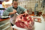Boucher-charcutier en train de découper de la viande