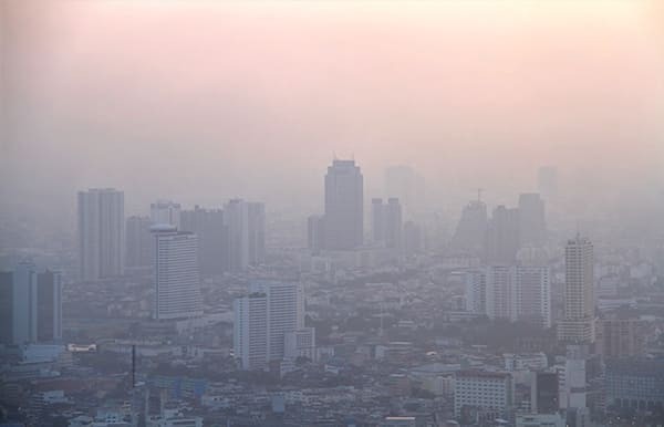 Ville polluée par un brouillard épais de polluants atmosphériques. Ce brouillard est aussi appelé "smog"