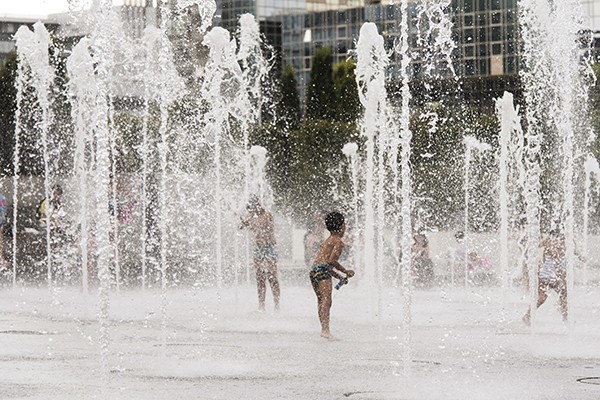 Jets d'eau sur une place publique