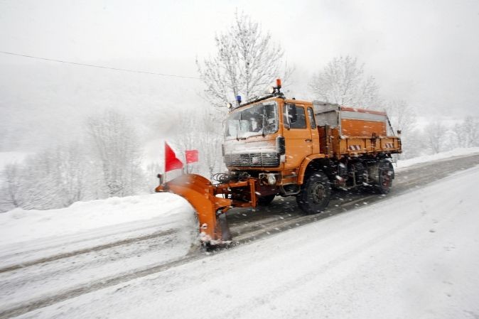 Engin de déneigement entrain de dégager la route fortement enneigée