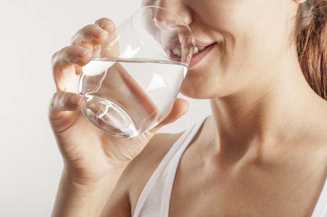 Femme entrain de boire un verre d'eau