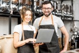 une homme et une femme qui travaillent ensemble