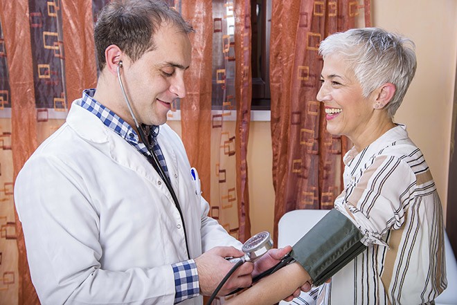 mesure de la tension arterielle par un médecin sur une patiente  