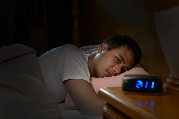 Homme toujours éveillé à 2 heures du matin, souffrant de troubles du sommeil