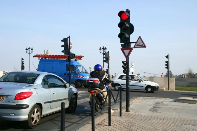 Feu de circulation passé au rouge