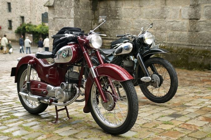 Deux motos garées sur une rue pavée